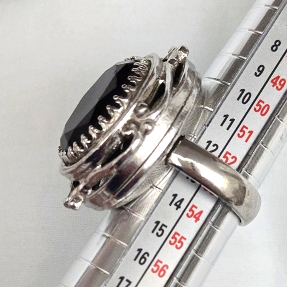 Vtg. WHITING & DAVIS Silver Ring with Ornate Design and Large Onyx Stone 6.5 - Picture 9 of 10